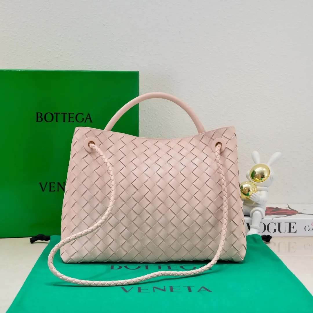 The 2023 new Andiamo batch of 2260 BV has been shipped‼ ️Really popular🔥The new Andiamo woven handbag launched by Bottega Veneta this season is really popular all over the world! ! Celebrities at home and abroad have worn it, and Oscar-winning actress Michelle Yeoh has taken it out on the street. Song Jia, Trai Yara, Yu Feihong, Sanji Ayaka, Rosie Hunting-Whiteley, Yoshioka Riho, etc. have all picked up this bag. It is classic and versatile, showing off its temperament, and the bag capacity is also large, which is very convenient for daily commuting! ! A variety of carrying methods, the shoulder straps can be adjusted by yourself, the original lambskin feels soft and delicate, and the unisex style breaks gender boundaries and brings a more practical and longer-lasting use experience. Andiamo, which has both elegant and casual styles, perfectly interprets the true appearance of "fashionable old money style". Style number: 8463 Size: 32*24*12